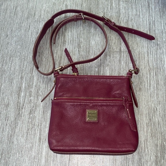 Dooney & Bourke pebble Grain Small Everyday maroon Crossbody - Picture 1 of 12